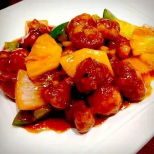 Po lo kai: kip met verse ananas in zoetzure saus